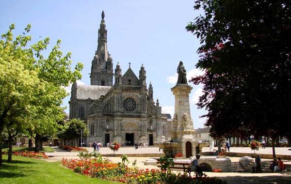 SAINT-ANNE D’AURAY (à 25 min)